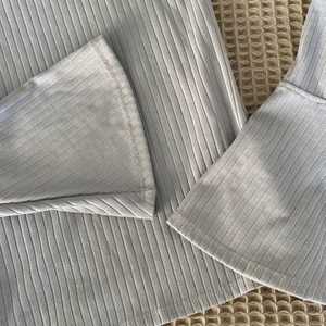 Långärmad tröja - Fin ribbad långärmad tröja med trumpetärmar i en fin blå/grå färg. Något smalare över axlarna. Den är även lite längre, men man kan snyggt och jag enkelt vika upp den, se bild 2, om man vill det. Använd Max 5 gånger.  Kan frakta, 52kr 🦋