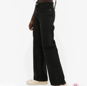 Svarta vida jeans - Jag säljer dessa jeans från monki som jag har köpt från en annan här på Plick, men de passade tyvärr inte mig då de var lite för stora 💕  Skriv till mig i DM så går köpet så fort som möjligt. Är aktiv nästan hela tiden :) 