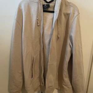 Beige zip up hoodie  - Beige zip up Hoodie från HM i bra skick, köpt på herravdelningen och är strl XL