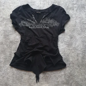 Grunge tröja  - Svart/grå tröja med jätte fin grunge-ish text på. Så himla fin men använder inte längre. V-neck. HÖGSTA BUD: 180 EXKL FRAKT (Avslutar fredag)