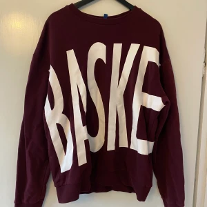 Oversized sweatshirt  - Oversized sweatshirt med tryck både fram och bak (basketball). I strl L. Skickas mot frakt eller hämtas i Bromma.