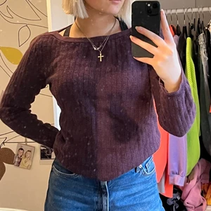 Stickad vinröd tröja - Superfin stickad vinröd tröja, säljer då jag har två. Jätteskön och knappt använd💘