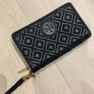 Skitsnygg plånbok/clutch från Tory Burch som är köpt på Jackie för några år sedan för 2500 kr, rymmer ganska mycket🖤