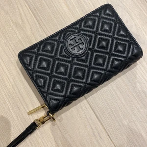 Tory Burch plånbok - Skitsnygg plånbok/clutch från Tory Burch som är köpt på Jackie för några år sedan för 2500 kr, rymmer ganska mycket🖤