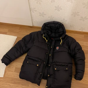 Fjällräven jacka - En populär svart fjällräven jacka i storlek XS som går till halvvägs till låret på mig som är 1,60 cm. Köpt av en annan tjej på plick och något använd. Passar både S, M och är unisex! Köparen står för frakten - spårbar. Nypris mellan 6000-8000 kr. 