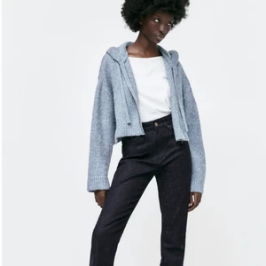 Stickad kofta⚡️ - Populär Super fin stickad kofta från zara som är slutsåld, helt ny och oanvänd. Blågrå i färgen, passar xs och s 