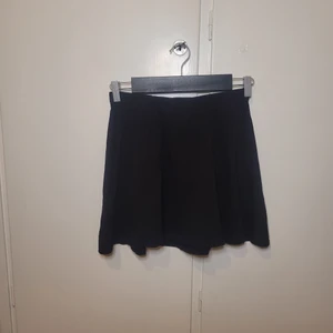 Basic svart kjol - Använd kanske 2 gånger.