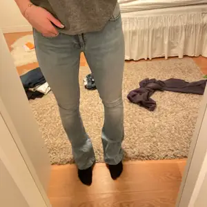 Säljer dessa snygga jeans från zara i storlek 36, det är långa i benen och passar bra på mig som är 174 cm lång. Snygg ljusblå färg perfekt till vår och sommar.
