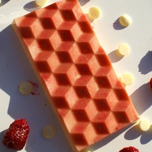 Fudge bar- Berry much love  - Berry much love är en perfekt choklad för dig som gillar både sött och syrligt. Vit choklad tillsammans med hallon ganache, caramel och vit choklad gianduja (hasselnöts fyllning) 