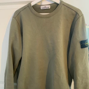 Stone Island Crewneck Sweatshirt - Storlek M.    Säljer denna då storleken var för liten för mig. Knappt använd, endast fåtal gånger av tidigare ägare.     Cond 9/10. Pris 1100:- men pris kan diskuteras vid snabb affär. Köpare står för frakt. 