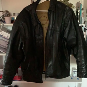 Äkta läder/skinn jacka - Skit snygg skinn jacka, säljer då jag har en annan, köpte på plick för runt 450kr. Fint skick det ända är att ena fickans söm har gått upp inuti skickar bild på det vid intresse. Väldigt varm och skön, något tung så frakt blir ganska mycket. Storlek M i herrstorlek men passar från S-xl på dam skulle jag nog säga💙 