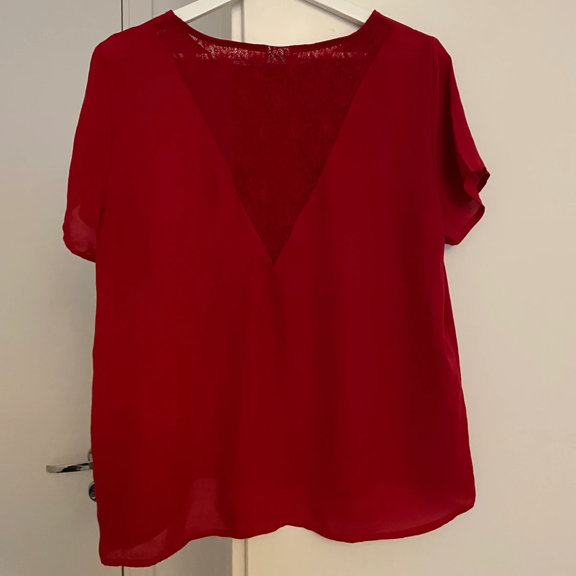Röd blus med spets i ryggen - 90
