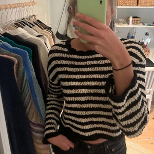 Randig stradivarius topp - (LÅNAD BILD) säljer nu min randiga stradivarius topp i superbra skick. Köpt i somras för 299kr säljer för 100kr + frakt