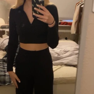 Zara tröja - Säljer min fina topp från zara pga tycker den är för kort och lite liten på mig, det är storlek s och jag är 170 lång💗 säljer för 100kr +frakt