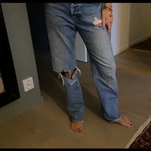 Zara jeans - Säljer dessa suuupersnygga jeans från zara!! De är väldigt populära är är slutsålda på hemsidan och är svåra att få tag på. De är verkligen super fina och passar verkligen till allt!   Säljer för att de är för stora för mig. Längst ner på benen är det tillsytt lite tyg så att de blir längre men det är bara att klippa av eller sprätta upp om man vill ha de kortare💞hör av er för fler bilder💘