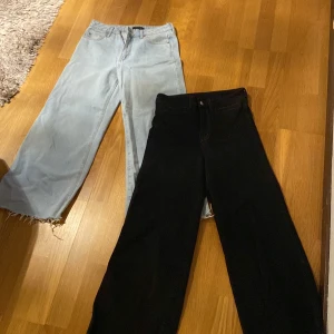 Vida jeans - Säljer ett par vida ljusblå na-kd jeans i storlek 34 och svart vida HM jeans i 36. Båda är i nyskick. Säljer nakd jeansen för 150 + frakt och HM jeansen för 100 + frakt. Skriv för info eller bilder❣️
