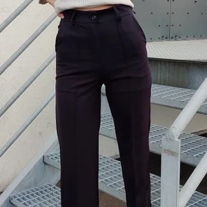 KOSTYMBYXOR⚡️🎸❤️ - Säljer dessa sjukt snygga kostymbyxorna från design på si❤️ Storlek XXS❤️ super skick❤️ Pris 350 ink frakt❤️betalning sker via swish💸