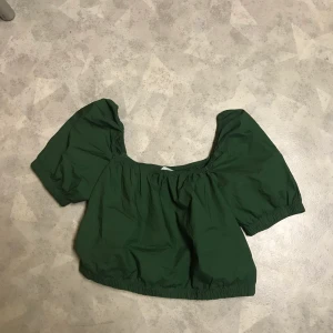 Grön topp - Grön croppad topp från H&M. Strl: S