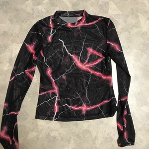 Mesh tröja - Svart tröja med coolt tryck i mesh. Från shein, strl: S/M