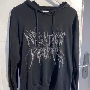 En ganska tunn hoodie med strasspälpr på. Den är oanvänd och i väldigt bra skick! Den är i storlek medium. Säljes för 100kr. Kan mötas upp i Norrköping eller frakta (köparen står för frakt)