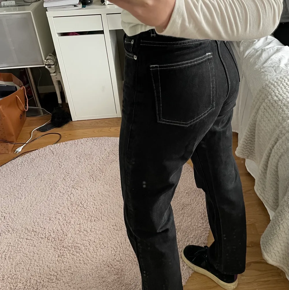 Jätte snygga svarta jeans med vita sömmar i modellen row,  från weekday. Sitter bra på mig som är 165 och brukar bära 36. Säljer på grund av att de inte kommer till användning längre:) . Jeans & Byxor.