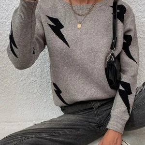 Stickad tröja med blixtar  - Använd en gång, 100 kr + frakt! Färgen är som på andra bilden🧸💓