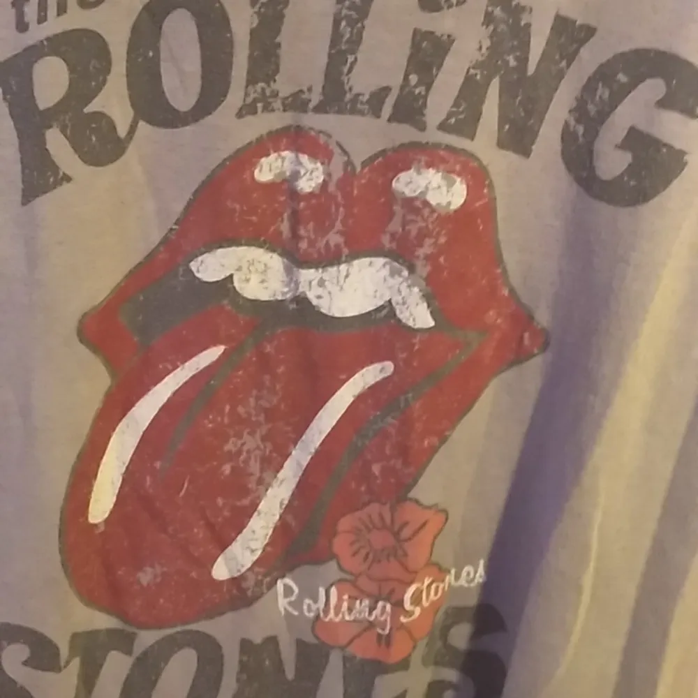 Officiell Rolling Stones merch! Gråaktig t-shirt med lite fade på trycket. Bara använd fåtal gånger.. T-shirts.