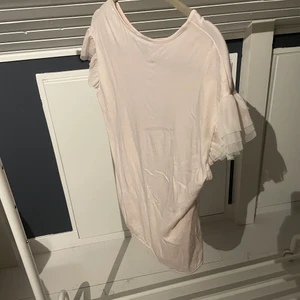 Rosa t-shirt  - Rosa t-shirt från leur logette, andrig använd, endast testad. Super söt. (Kan tänka mig gå ner i pris). Har ni några frågor så är det bara att skiva till mig, antingen i kommentarerna eller privat i chatten till mig.