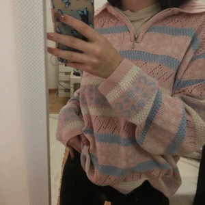 Ljusrosa kofta  - Super gullig kofta som sällan kommer till användning. Det står ingen storlek i men skulle säga att den passar xs-m beroende på hur man vill att den ska sitta. Köparen står för frakt💗