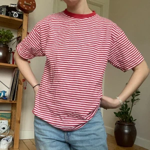 RANDIG T-SHIRT  - Röd och vit randig t-shirt :) verkligen perfekta modellen! Står ingen storlek men skulle uppskatta att det är storlek M och att den passar alltså från XS-L :)