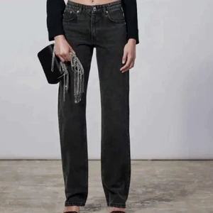 Zara Jeans - Säljer dessa fina Zara Mid waist i storlek 40 då de var för stora:( Slut på hemsidan, lappen är kvar och de inte är använda. Buda i budgivningen som börjar på 400kr! Köparen står för frakten 💕💕 Hör av dig vid frågor!