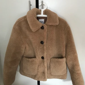 Teddyjacka  - Teddyjacka från zara med ganska kort passform. Knappen längst ner har tyvärr lossnat☹️ storlek xs men passar även s💗