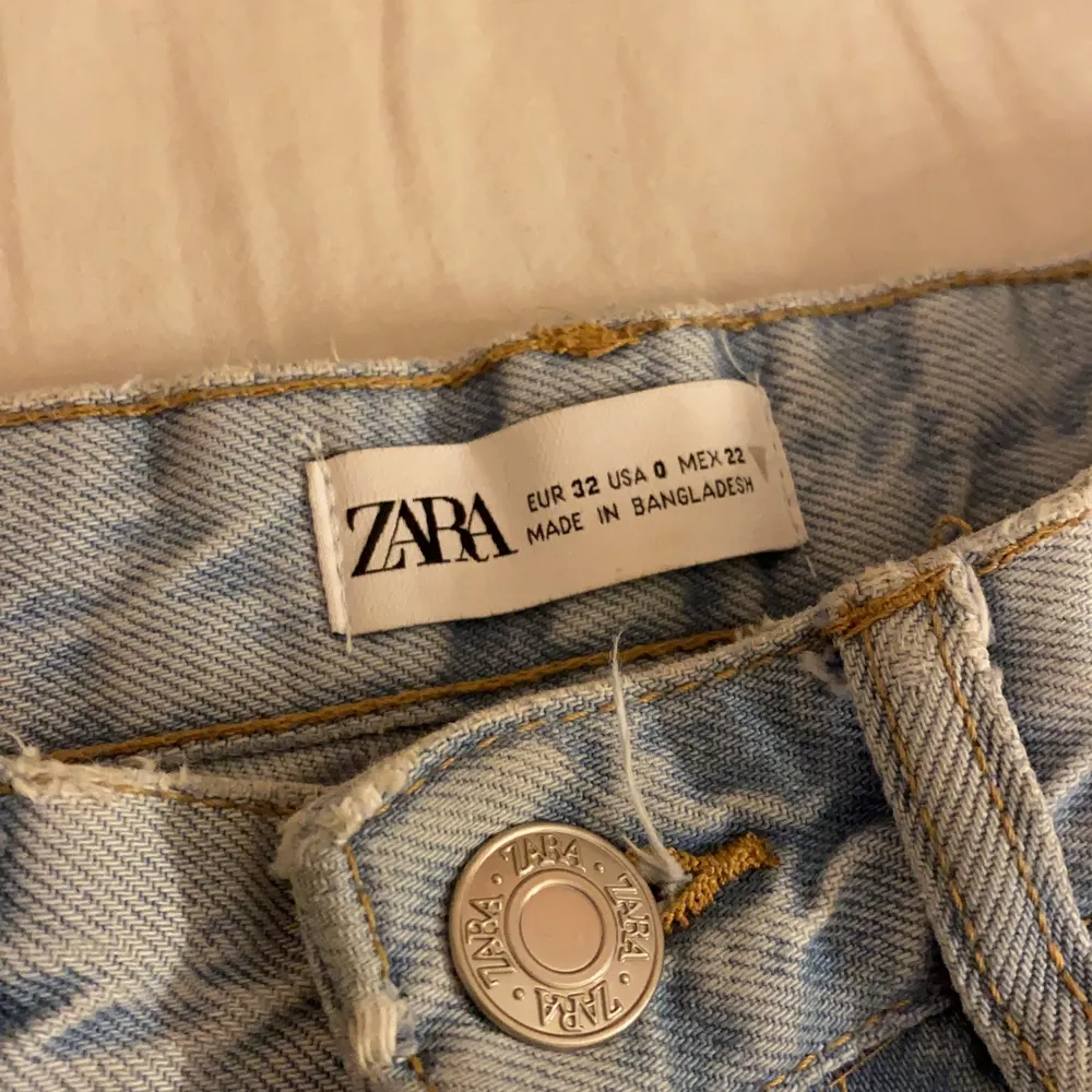 Jätte fina högmidjade jeans från zara. Inte mycket använda därför säljer ja dom. Orginal pris: 400kr❤️. Jeans & Byxor.