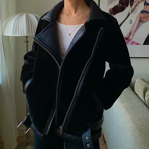 Svart jacka - Supersnygg svart jacka som passar till de flesta årstiderna🖤 Lite oversize. Köparen står för frakten! 