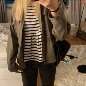 Randig volang tröja - Super snygg volang tröja från Zara! Bra skick, använd/testad en gång❤️  Kan även posta men har ingen direkt fraktkostnad så därför står det inget om frakten❤️