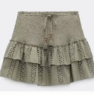 Zarakjol - Säljer denna kjol från Zara i strl S! Buda från 200kr eller köp direkt för 400kr💗