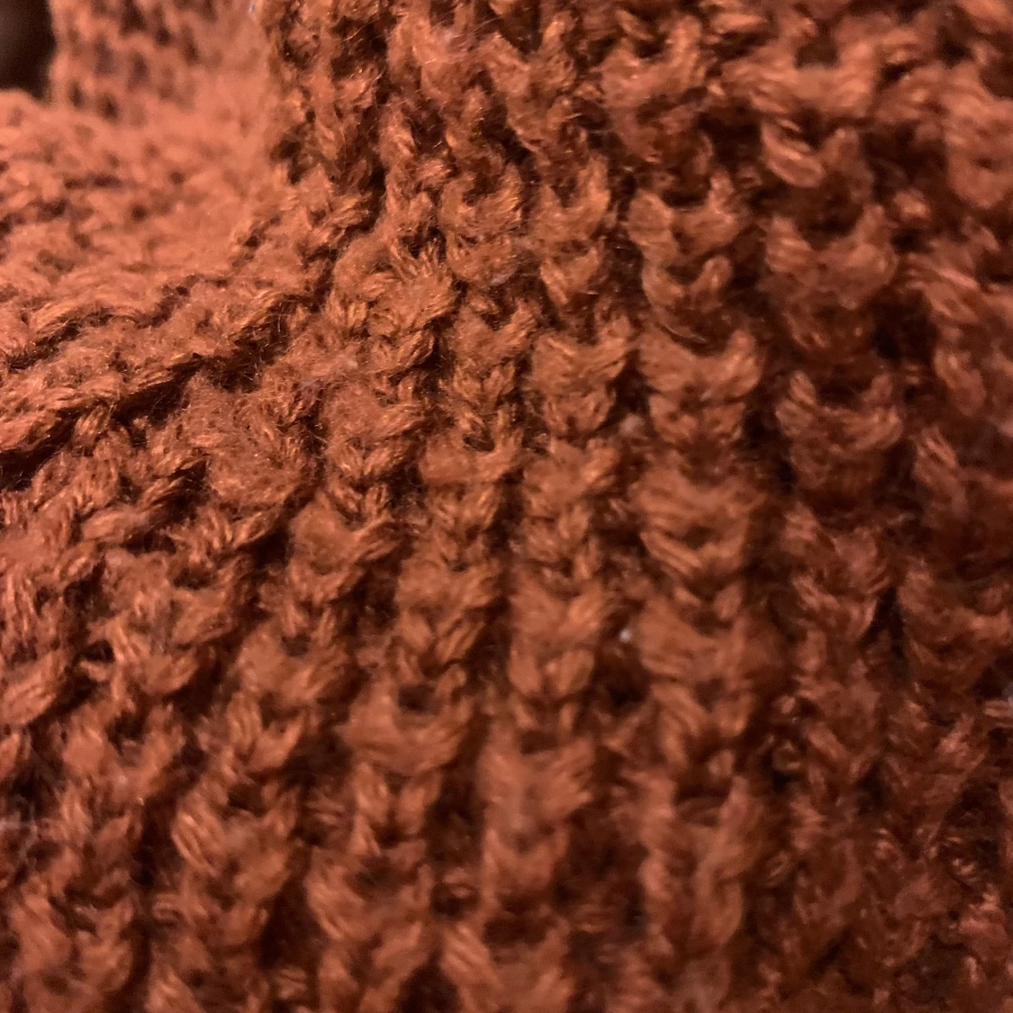 Brun/röd stickad tröja:) - 91