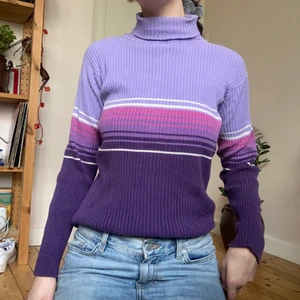 RANDIG POLOKRAGE - ass snygg stickad lilarandig polokrage i storlek 38/40 men skulle säga att den är mer som storlek S-M :)