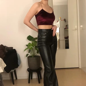 Velvet topp - En snygg magtröja i velvet material som endast har blivit använd ett fåtal gånger så skicket är bra. Passar till fest och mycket mer🤍