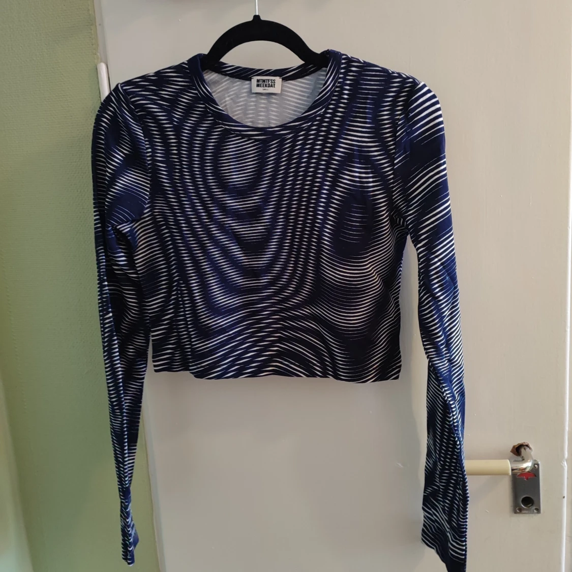 Mönstrad långärmad croppad tröja från weekday