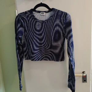 Mönstrad långärmad croppad tröja från weekday - Långärmad härligt mönstrad, croppad tröja från Weekday. Scuba-tyg, stretchig följsam mjuk och skön