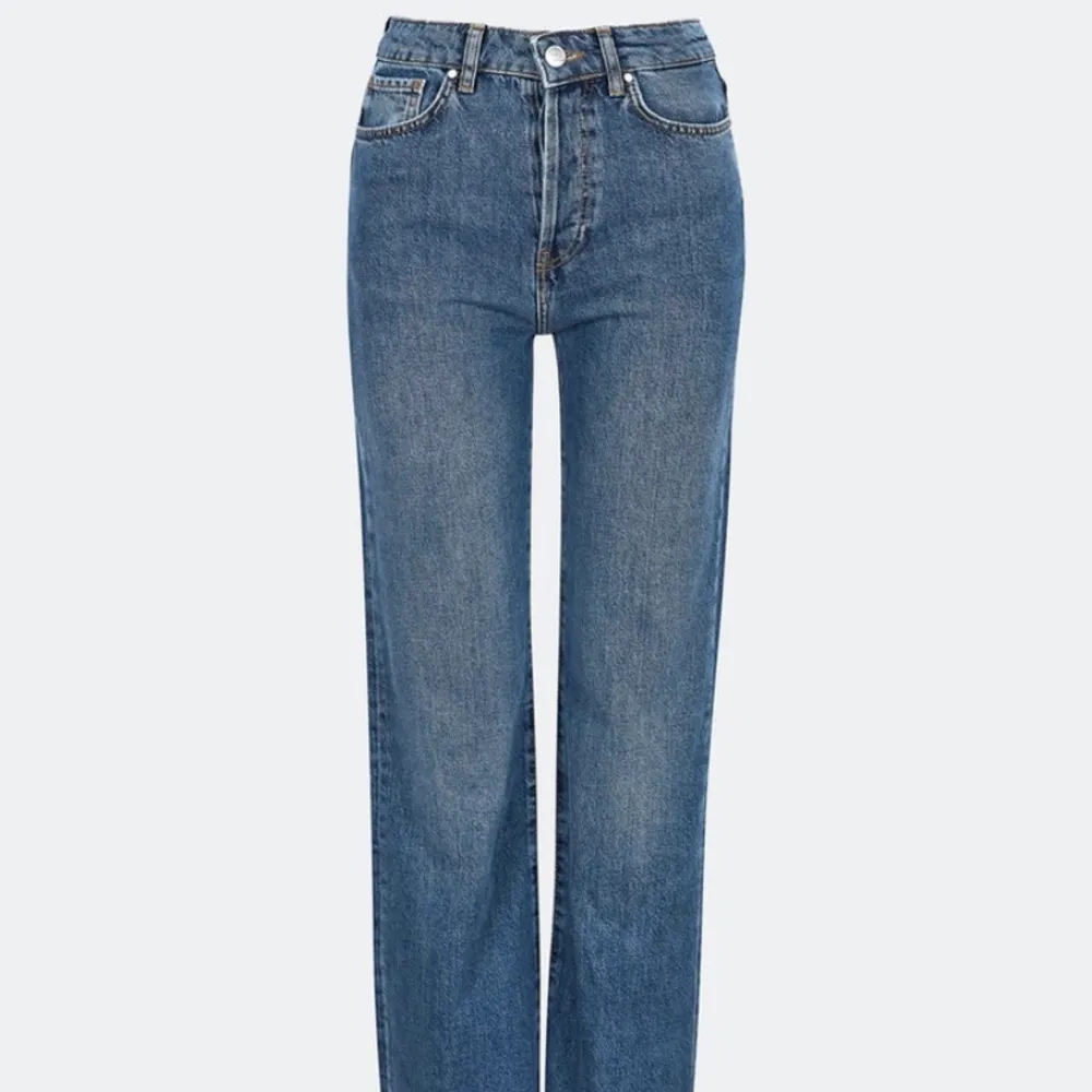 Jättesnygga jeans från bibok i modellen regular wide 550 som inte är mer använda än ett fåtal gånger❤️⭐️💋 Köpta för 599kr. I storlek 25 och jag brukar vanligtvis ha S på jeans❤️. Jeans & Byxor.