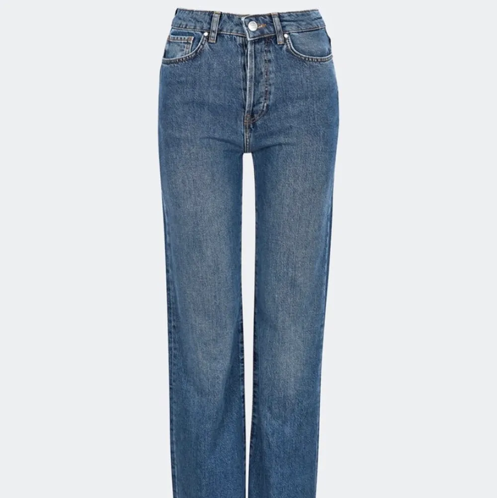Jättesnygga jeans från bibok i modellen regular wide 550 som inte är mer använda än ett fåtal gånger❤️⭐️💋 Köpta för 599kr. I storlek 25 och jag brukar vanligtvis ha S på jeans❤️. Jeans & Byxor.