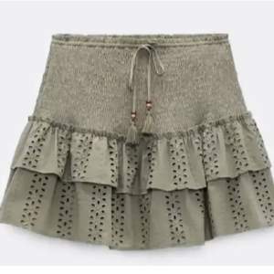 INTRESSEKOLL! Superfin grön trendig kjol från zara, inbyggda shorts. Storlek S, aldrig använd och lapparna kvar, köpt för 400kr😍🥰 säljer endast vid bra bud.🥰 BUD PÅ 450kr