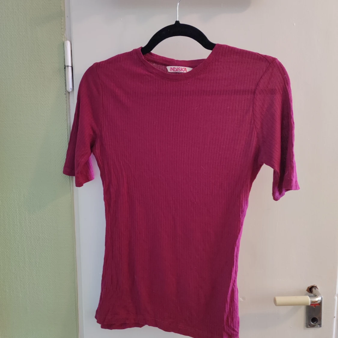 Hallonröd ribbad t-shirt från indiska