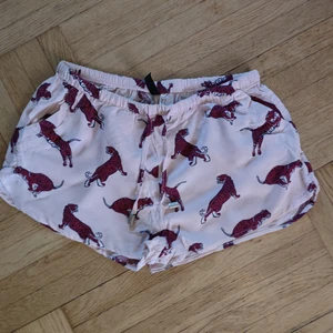 Rosa shorts med tigrar från H&M DIVIDED - Rosa mönstrade korta shorts från H&M DIVIDED. Som nya! Knappt använda