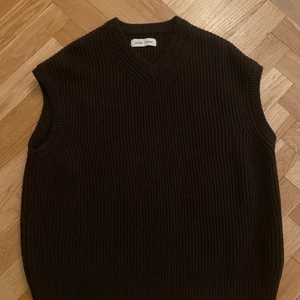 Samsoe samsoe väst NY - Samsoe samsoe stickad väst i tjockare material! Aldrig använd, storlek L! Nypris var 1300.