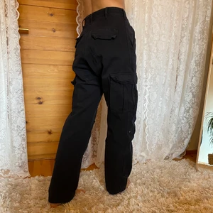 Svarta cargopants från Brandy Melville - Svarta mid-waist cargopants från Brandy Melville i onesize men passar xs/s 🌟