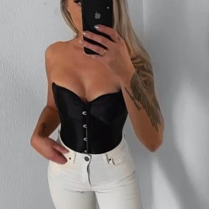 Korsett toppar från toplady oanvända - 2 stycken korsett toppar, en glansig och en med fint mönster😍 i storlek M men passar även S och XS (man spänner åt bak). Helt nya, aldrig använda endast testade. De var inte min stil annans super fina med jeans typ!! 🌸 250 kr styck!!