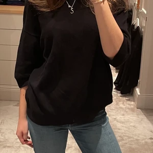 Zara jeans - Säljer dessa super snygga zara jeans med slits där fram!! De har använts ett fåtal gånger. Jag är 163 lång. 